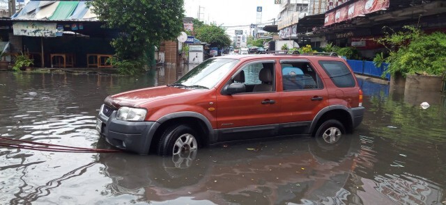 ฝนถล่มย่านคูคตอ่วม ร้านค้าท่วม การจราจรติดขัด