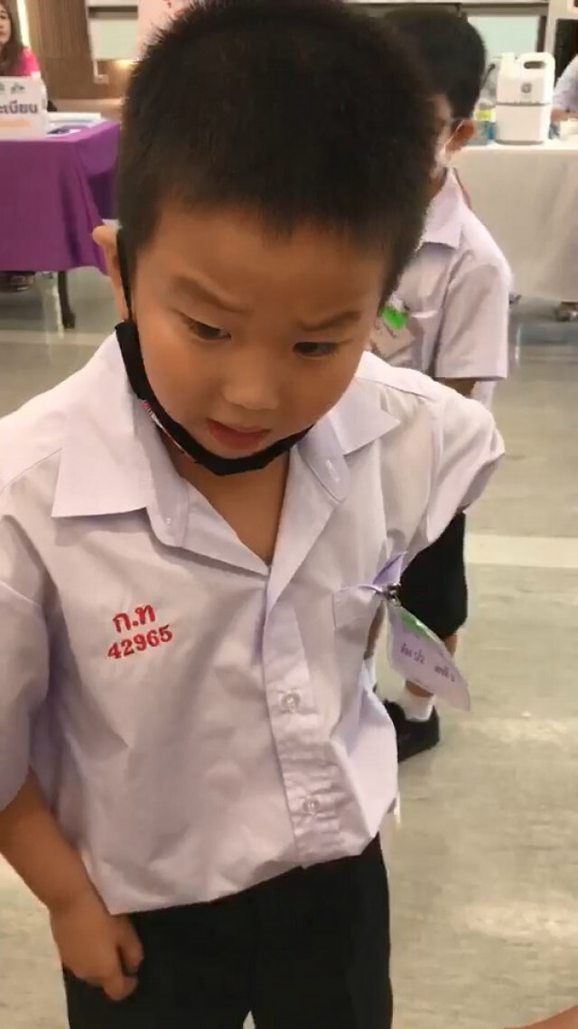 คลิปไวรัลสุดน่ารัก "น้องลาวา" เด็กป.1 เกลี้ยกล่อมเพื่อนให้ยอมฉีดยา