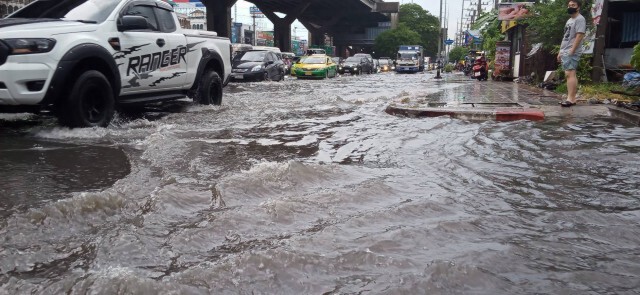 ฝนถล่มย่านคูคตอ่วม ร้านค้าท่วม การจราจรติดขัด