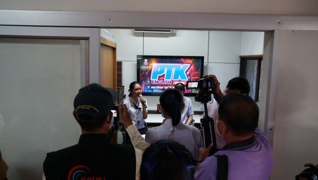 นักเรียนยุคใหม่จัดรายการวิทยุเสริมทักษะภาษาต่างประเทศ