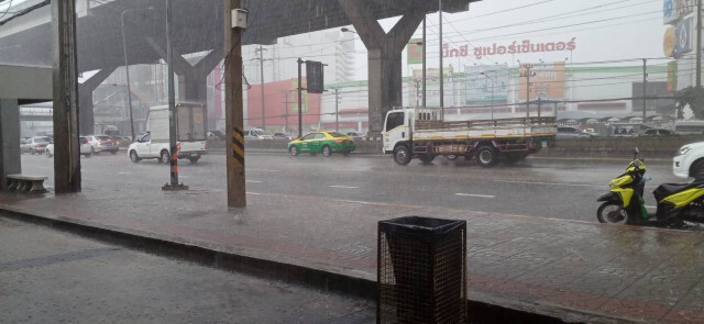 ฝนถล่มย่านคูคตอ่วม ร้านค้าท่วม การจราจรติดขัด