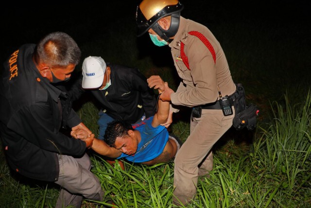 หนุ่มเมาแอ๋ รถคว่ำนอนพงหญ้า