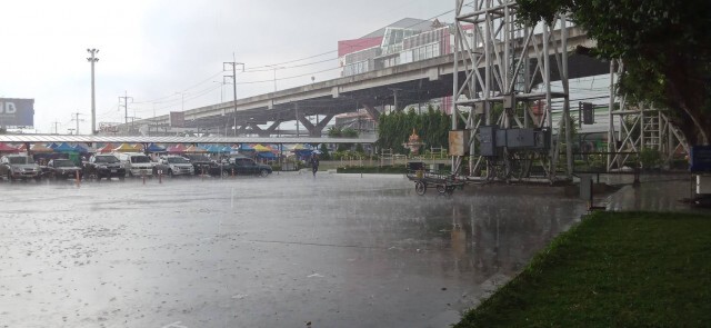 ฝนถล่มย่านคูคตอ่วม ร้านค้าท่วม การจราจรติดขัด