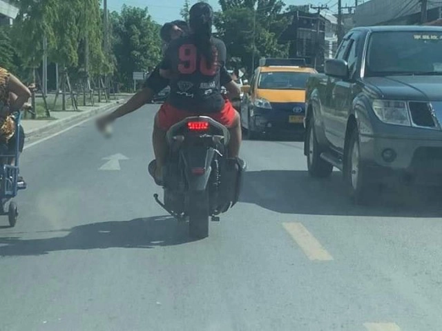 ฟ้องด้วยภาพ พ่อขี่จยย.มือหนึ่งบิด อีกมือถือกระป๋องมี 2 ชีวิตแม่ ลูกเล็ก ซ้อนท้าย