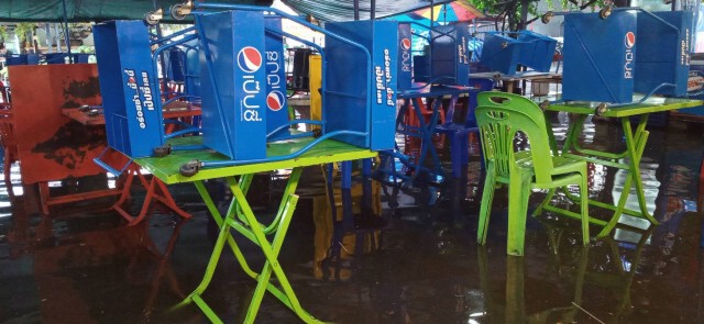 ฝนถล่มย่านคูคตอ่วม ร้านค้าท่วม การจราจรติดขัด