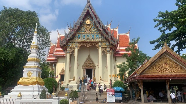 หยุดยาวแห่ทำบุญขอพรหลวงพ่อพระใส