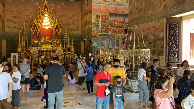 หยุดยาวแห่ทำบุญขอพรหลวงพ่อพระใส