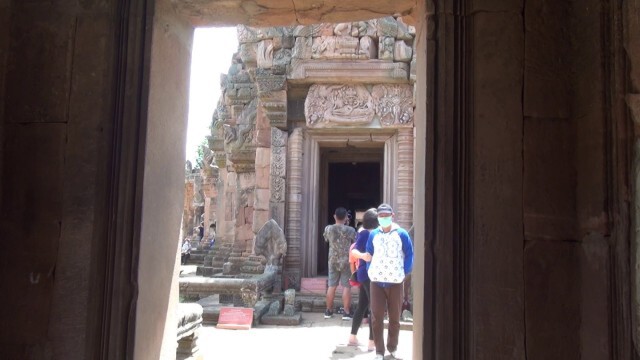แห่เที่ยวปราสาทพนมรุ้งคึกคัก