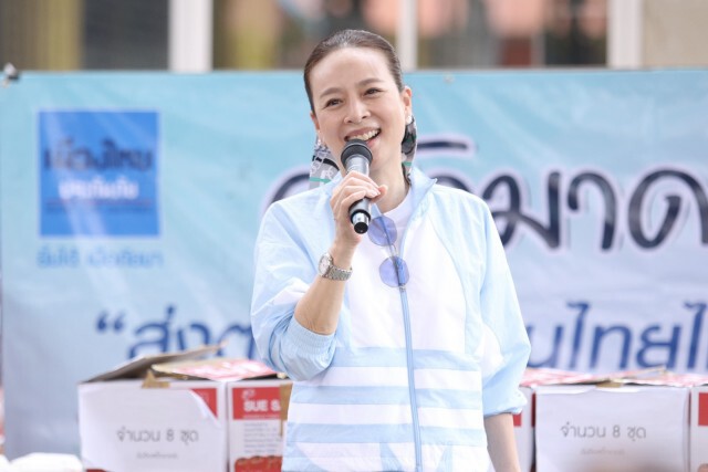 "มาดามแป้ง" เปิดครัวมาดาม ร่วมแฟนท่าเรือแจกข้าวช่วยไฟไหม้คลองเตย