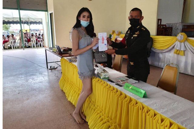 ฮือฮา! สาวสวยคาบาเร่ต์โผล่คัดเกณฑ์ทหาร