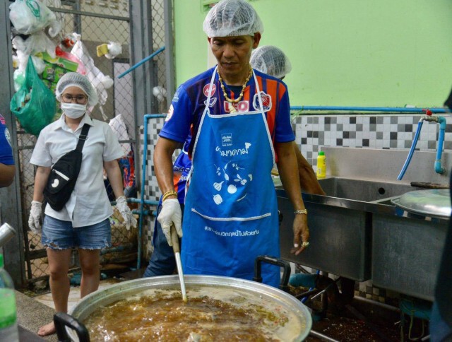 "มาดามแป้ง" เปิดครัวมาดาม ร่วมแฟนท่าเรือแจกข้าวช่วยไฟไหม้คลองเตย