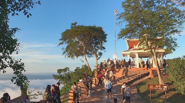 ชมความงามหมอกหนาบนผามออีแดง