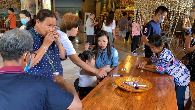 หยุดยาวแห่ทำบุญขอพรหลวงพ่อพระใส