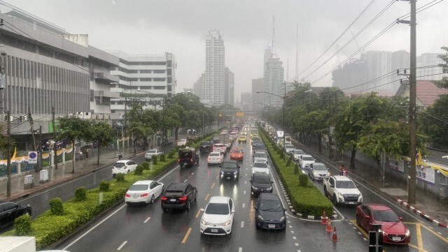 ฝนกระหน่ำกรุง รถแน่น