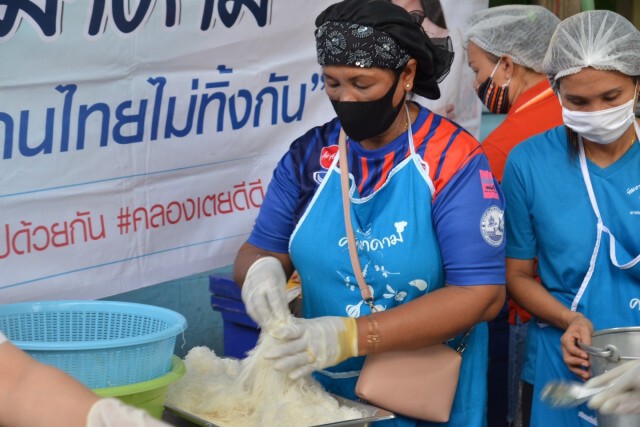 "มาดามแป้ง" เปิดครัวมาดาม ร่วมแฟนท่าเรือแจกข้าวช่วยไฟไหม้คลองเตย