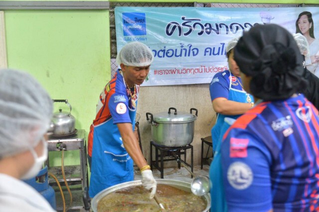 "มาดามแป้ง" เปิดครัวมาดาม ร่วมแฟนท่าเรือแจกข้าวช่วยไฟไหม้คลองเตย