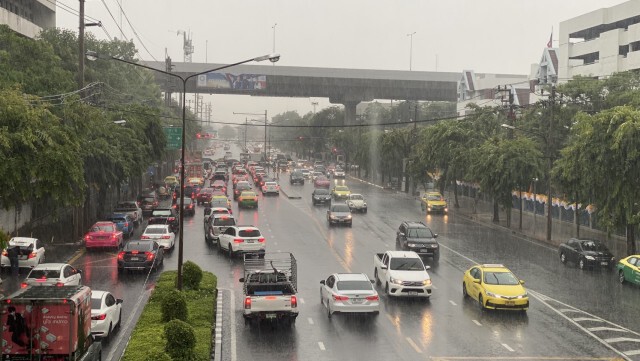 ฝนกระหน่ำกรุง รถแน่น