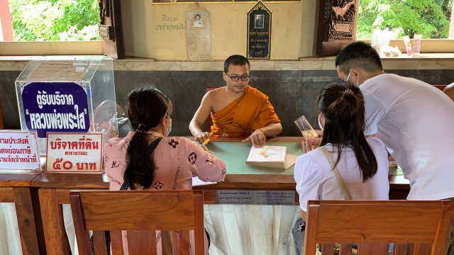 หยุดยาวแห่ทำบุญขอพรหลวงพ่อพระใส