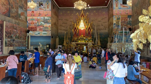 หยุดยาวแห่ทำบุญขอพรหลวงพ่อพระใส