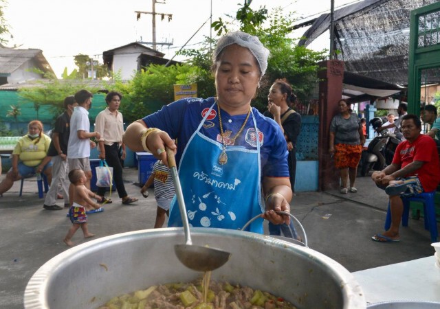 "มาดามแป้ง" เปิดครัวมาดาม ร่วมแฟนท่าเรือแจกข้าวช่วยไฟไหม้คลองเตย