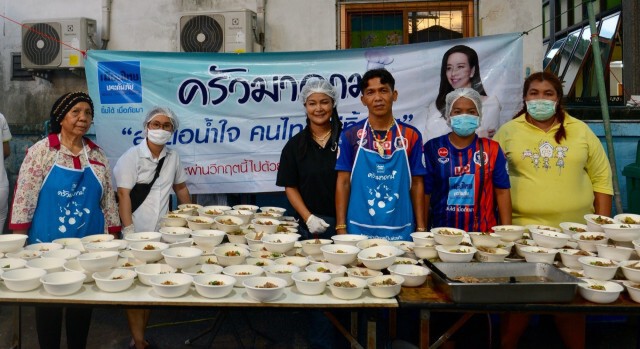 "มาดามแป้ง" เปิดครัวมาดาม ร่วมแฟนท่าเรือแจกข้าวช่วยไฟไหม้คลองเตย