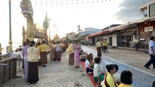นุ่งผ้าหนองคายตักบาตรริมโขงเสริมท่องเที่ยว