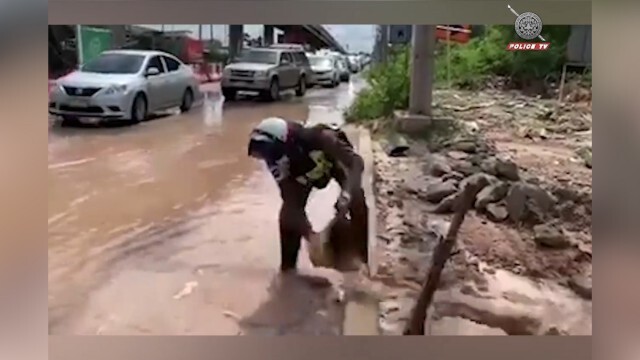 เพจตำรวจโพสต์ จราจรไทยให้ทำอะไรก็ได้ เผยภาพวิดน้ำเร่งระบายเพื่อปชช.เดินทาง