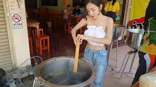 ต้องลอง!!! แม่ค้าก๋วยเตี๋ยวสุดแซบ