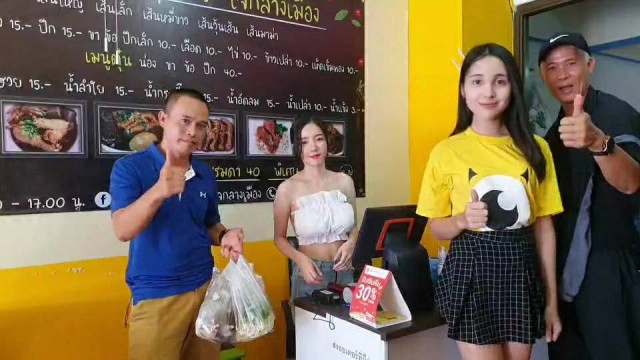 ต้องลอง!!! แม่ค้าก๋วยเตี๋ยวสุดแซบ