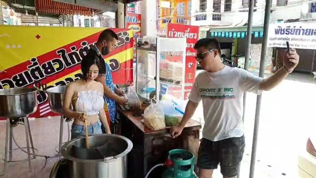 ต้องลอง!!! แม่ค้าก๋วยเตี๋ยวสุดแซบ