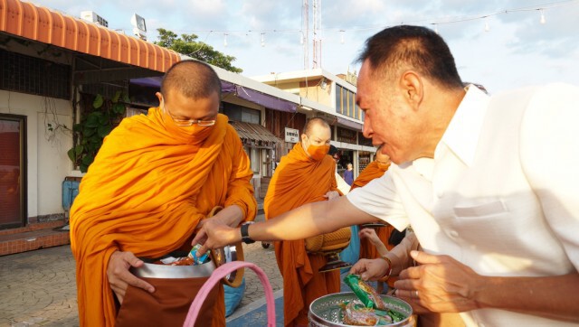 นุ่งผ้าหนองคายตักบาตรริมโขงเสริมท่องเที่ยว