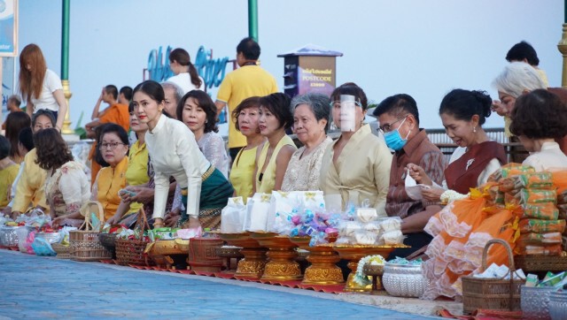 นุ่งผ้าหนองคายตักบาตรริมโขงเสริมท่องเที่ยว