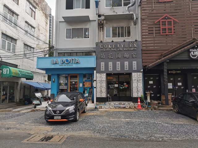 ที่นี่ไทยแลนด์! ซ่อมถนนหน้าร้านดัง 2 วันเสร็จ หลังเป็นข่าว 3 เดือนไม่คืบ