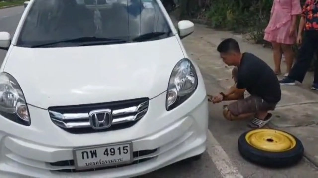 ชื่นชม "เสี่ยปั๊ม" มีน้ำใจช่วยเปลี่ยนยางรถข้างทาง