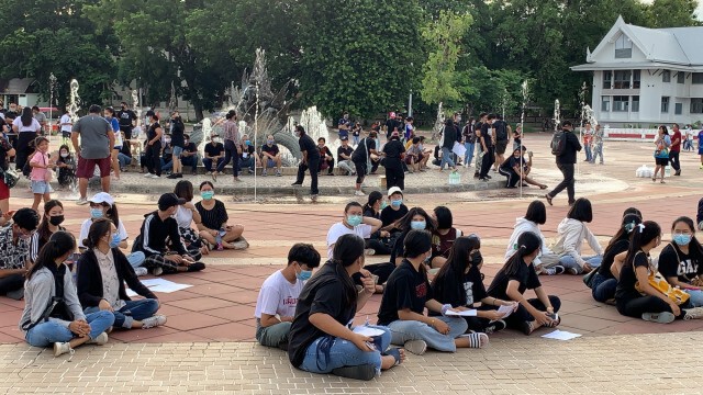 เยาวชนปลดแอกเรียกร้องรัฐยุบสภา