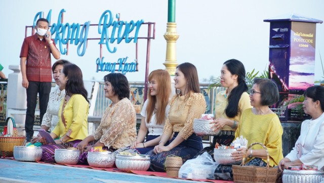 นุ่งผ้าหนองคายตักบาตรริมโขงเสริมท่องเที่ยว