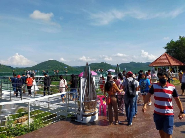 ยังไม่เปิดแต่นักท่องเที่ยวทะลักสกายวอร์คภูพระใหญ่