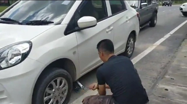 ชื่นชม "เสี่ยปั๊ม" มีน้ำใจช่วยเปลี่ยนยางรถข้างทาง