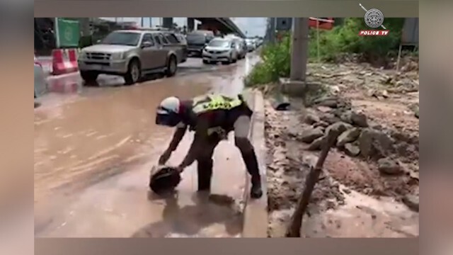 เพจตำรวจโพสต์ จราจรไทยให้ทำอะไรก็ได้ เผยภาพวิดน้ำเร่งระบายเพื่อปชช.เดินทาง