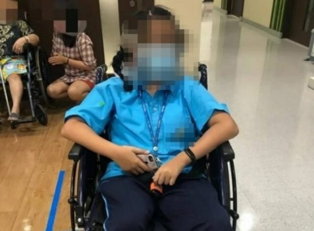 แม่ร้องครูสั่ง นร.วิ่งรอบสนาม 15 รอบทั้งๆเจ็บขา สุดท้ายต้องหามส่ง รพ.
