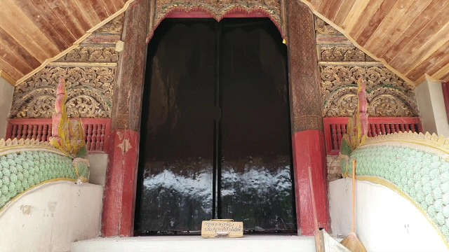 วัดดังเชียงใหม่ ลบลวดลายบานประตู100ปีทิ้งเกลี้ยง