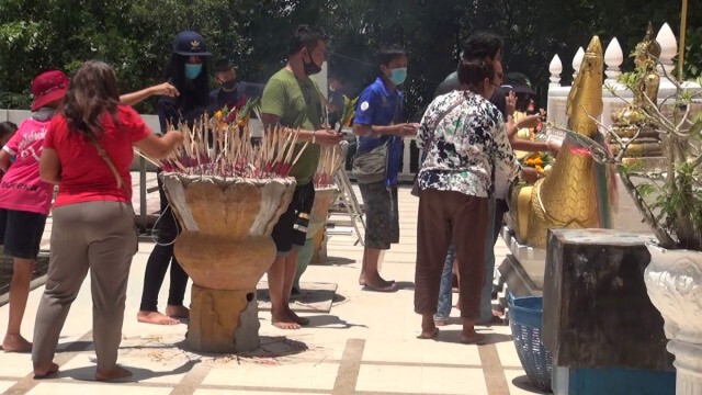 หยุดยาว นทท.ขึ้นสะพานลาวา-ชมปากปล่องภูเขาไฟ