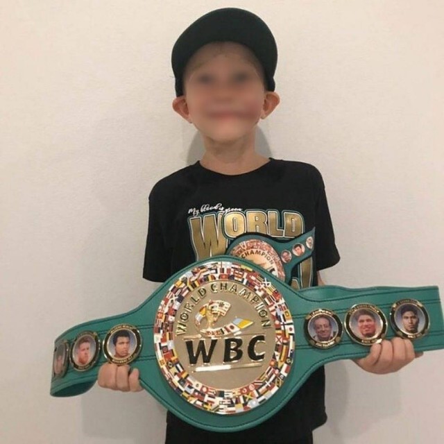 WBC,คนดังทั่วโลก ยกย่องฮีโร่จิ๋ว ขวางสุนัขที่พุ่งกัดน้องสาว