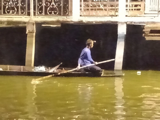 ชาวบ้านทนไม่ไหว เจอคนใจบาป ล่องเรือไฟช็อตปลาหากินบริเวณวัด