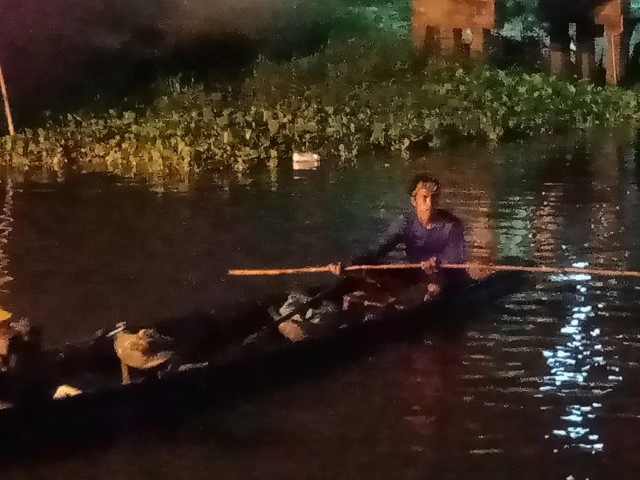 ชาวบ้านทนไม่ไหว เจอคนใจบาป ล่องเรือไฟช็อตปลาหากินบริเวณวัด