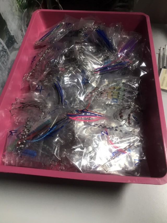 บุกจับผู้ต้องหาขายอุปกรณ์จัดฟันแฟชั่นปลอม ขายผ่านโซเชียล