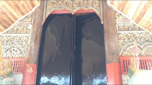 กรมศิลป์ เร่งฟื้นคืนสภาพลายบานประตูวิหารวัดหมื่นล้าน