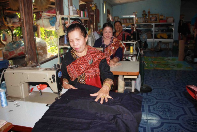 ชาวภูไทเตรียมเสื้อเหลืองแฮนด์เมดสวมใส่เฉลิมพระเกียรติ