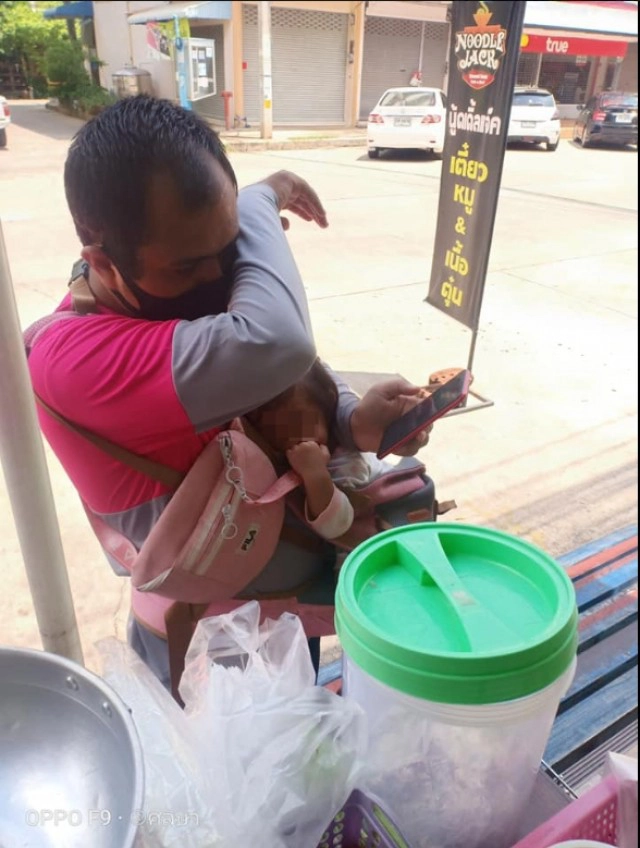 ชีวิตต้องสู้ พ่อพนักงานส่งอาหาร อุ้มลูกรับออเดอร์ทำเพื่อครอบครัว