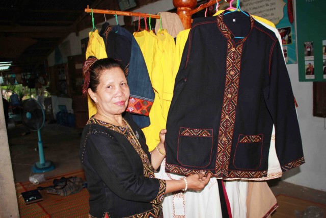 ชาวภูไทเตรียมเสื้อเหลืองแฮนด์เมดสวมใส่เฉลิมพระเกียรติ